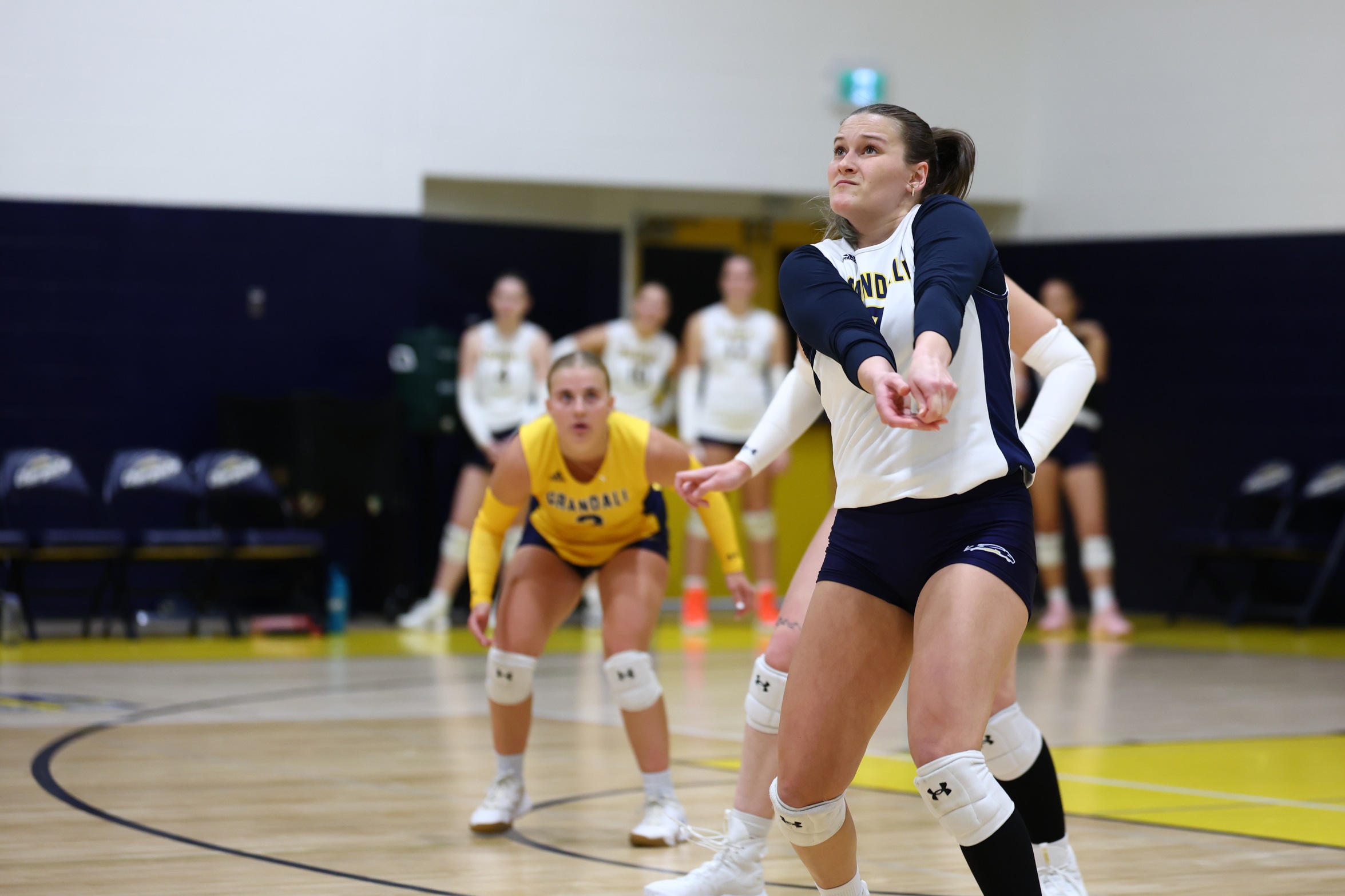 Chargers Defeat UKC in Four Sets at Home